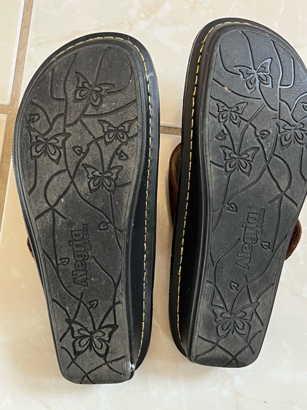 Alegria Women’s Brown Leather Slide Sandals - Picture 4 of 5